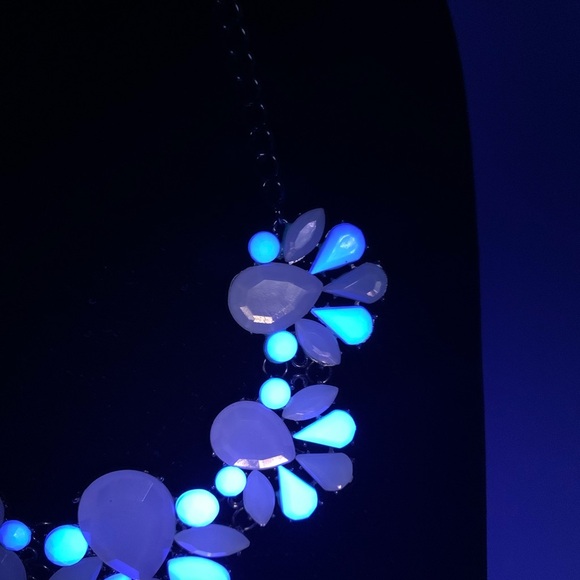 Vintage UV Lucite Ivory Cream Faced Acrylic Statement Necklace With Ornate Chain - Picture 7 of 11